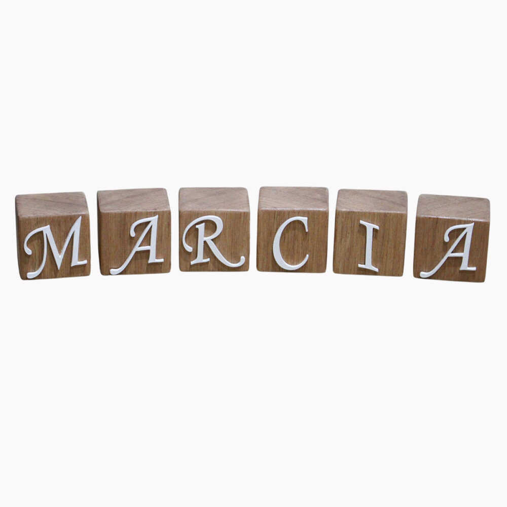Cubos de Madeira Nobre com Nome Personalizado.