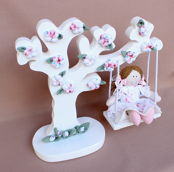 Boneca no Balanço com Árvore Decorada.