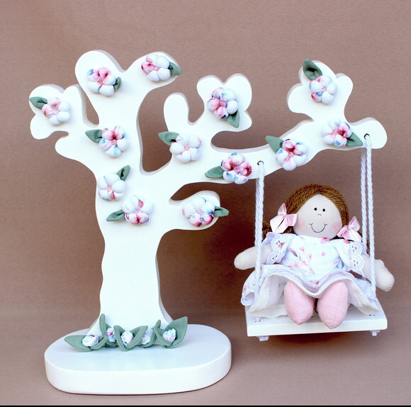 Boneca no Balanço com Árvore Decorada.