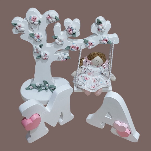 Boneca no Balanço com Árvore e Letras do Nome