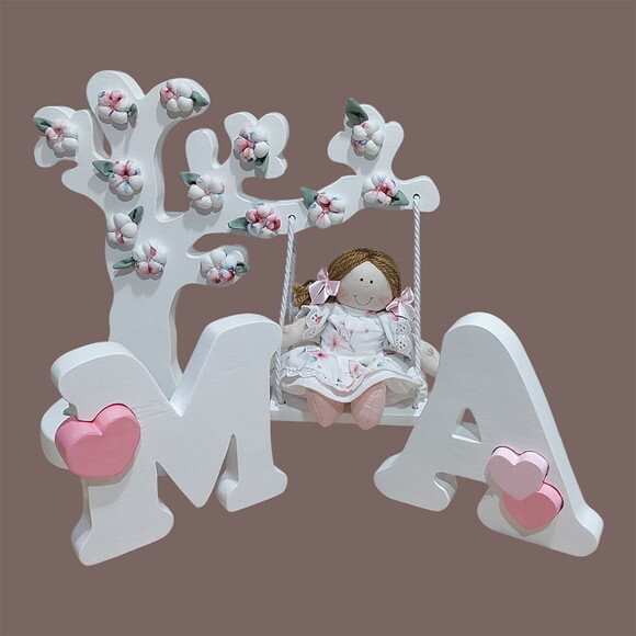 Boneca no Balanço com Árvore e Letras do Nome