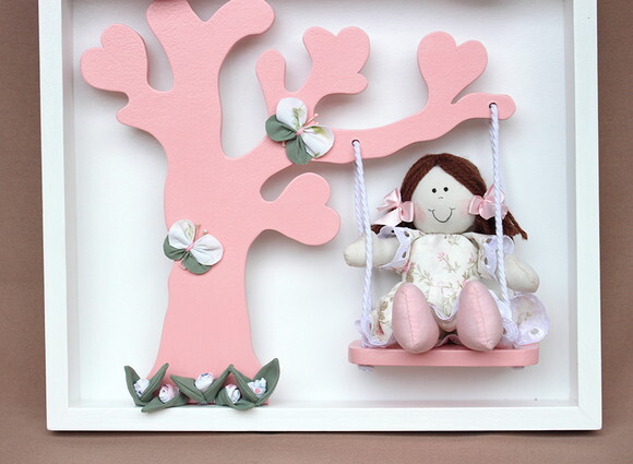 Porta Maternidade Boneca no Balanço com Arvore e Flores.