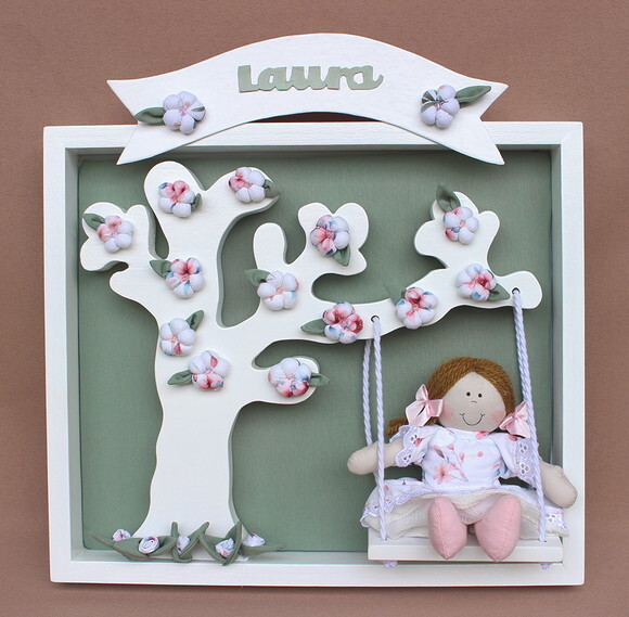 Porta Maternidade Boneca no Balanço com Galhos e Flores.