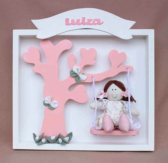 Porta Maternidade Boneca no Balanço com Arvore e Flores.