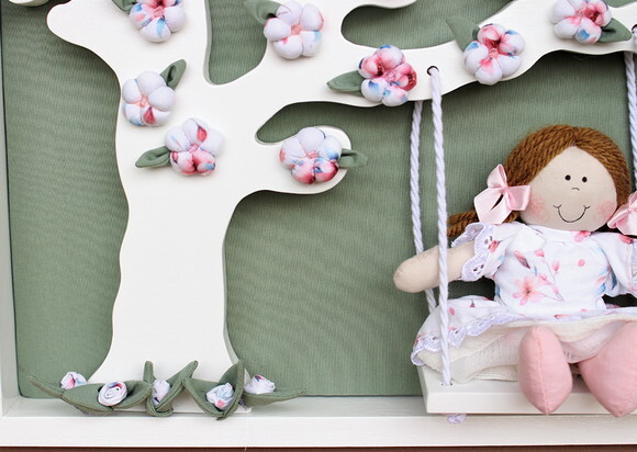 Porta Maternidade Boneca no Balanço com Galhos e Flores.
