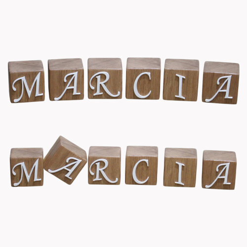 Cubos de Madeira Nobre com Nome Personalizado.