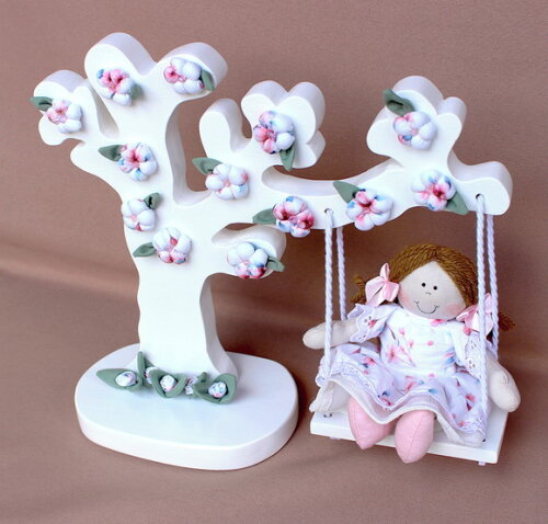 Boneca no Balanço com Árvore Decorada.