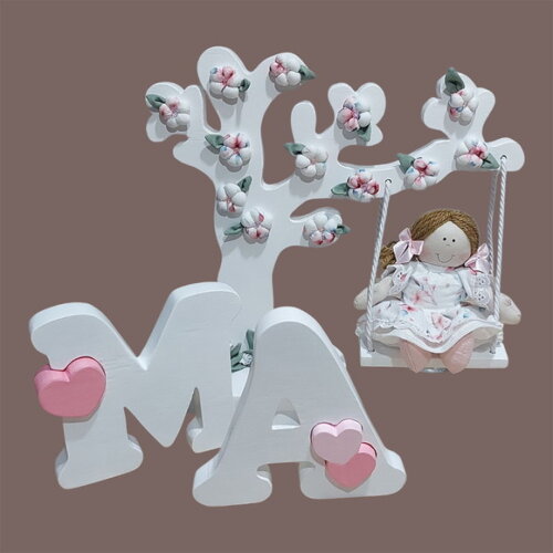 Boneca no Balanço com Árvore e Letras do Nome