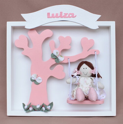 Porta Maternidade Boneca no Balanço com Arvore e Flores.