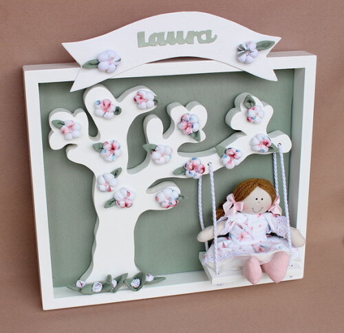 Porta Maternidade Boneca no Balanço com Galhos e Flores.