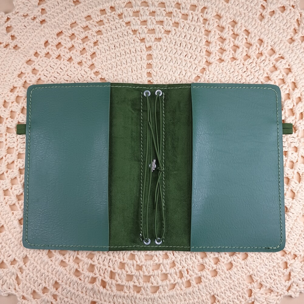 Capa A5 tipo Midori Verde Oliva para 4 cadernos
