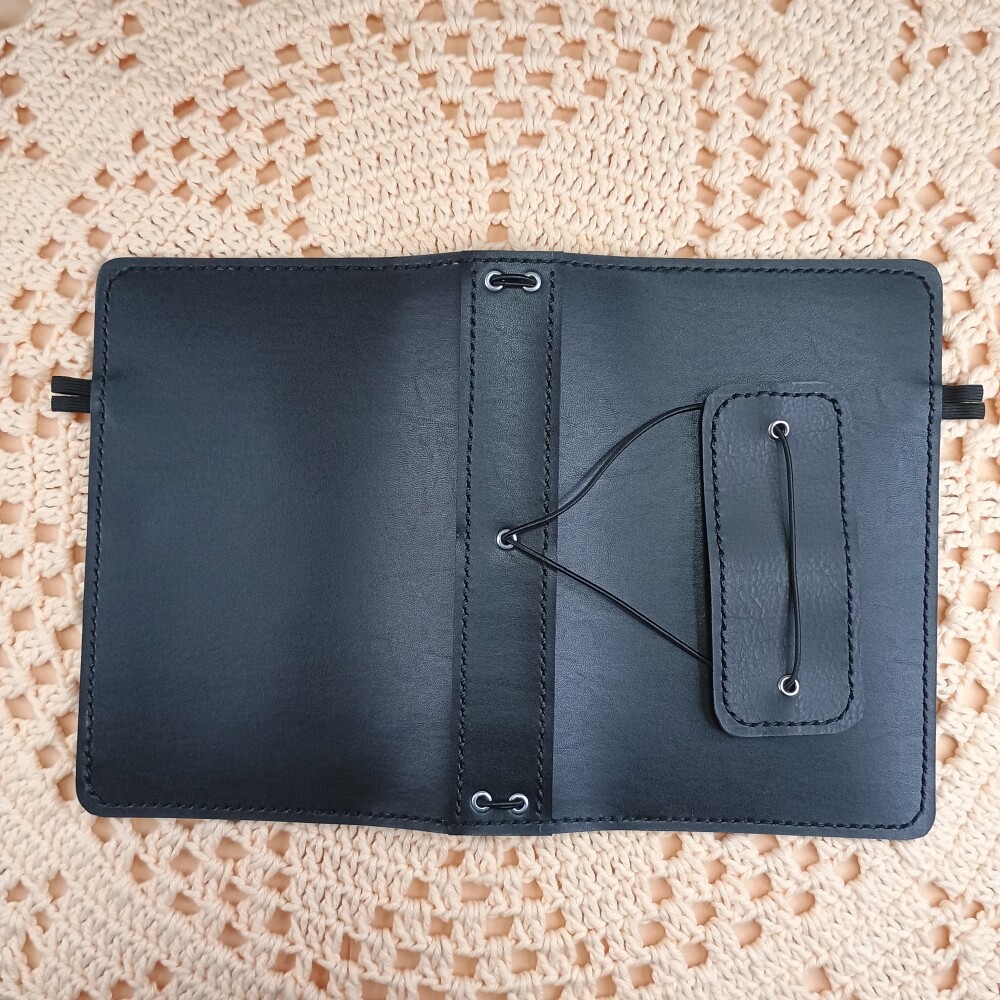 Capa A5 tipo Midori Preta para 4 cadernos