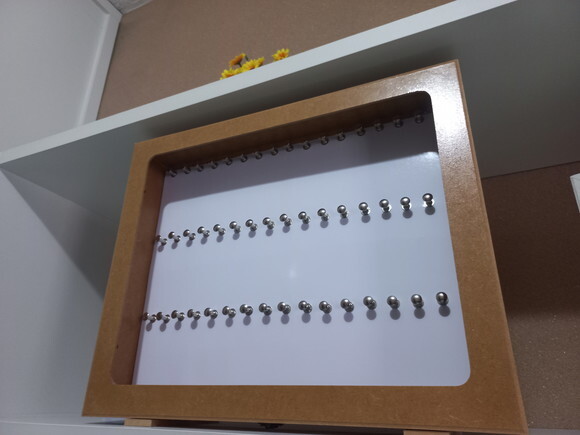 Quadro Expositor de Chaveiros com Vidro