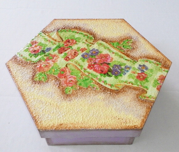 Caixa em mdf decorada com bandeja
