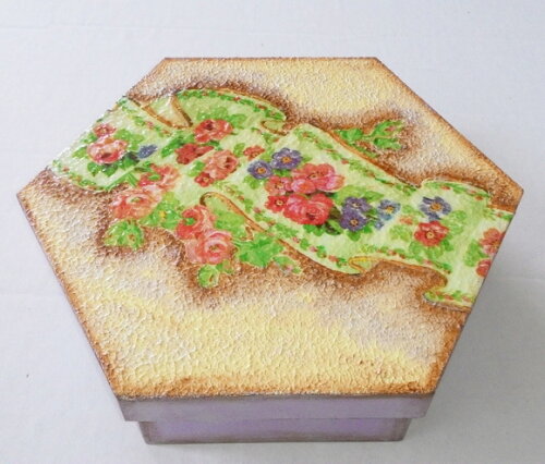 Caixa em mdf decorada com bandeja