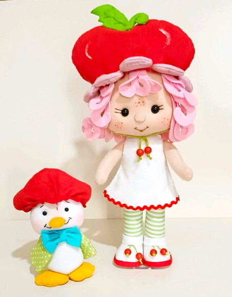 Boneca Cerejinha da Turma Moranguinho e Seu Mascote