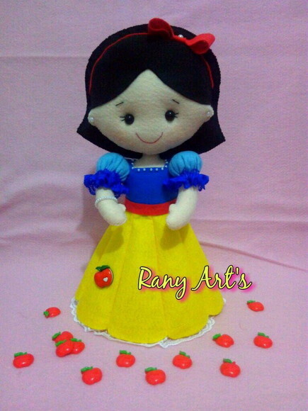 Branca de Neve em Feltro com 30cm