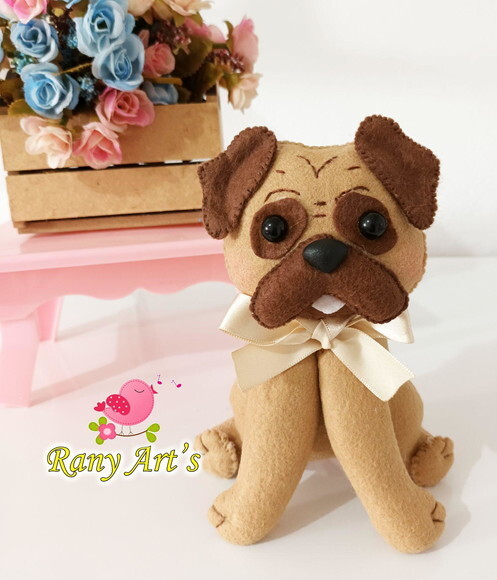 Cachorro Pug em Feltro com 15cm