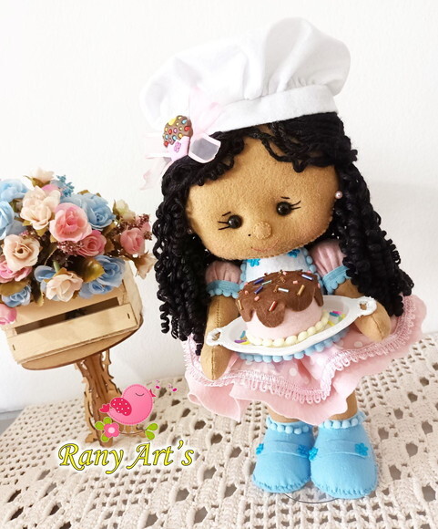 Confeiteira Morena Cacheada em Feltro 30cm