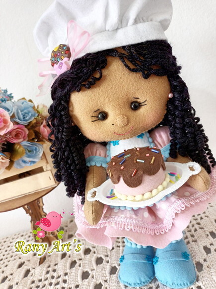 Confeiteira Morena Cacheada em Feltro 30cm