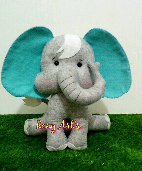 Elefante em feltro com 20cm