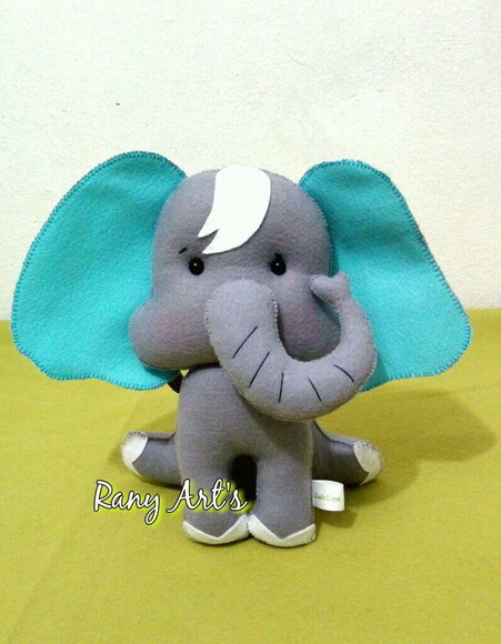 Elefante em feltro com 20cm
