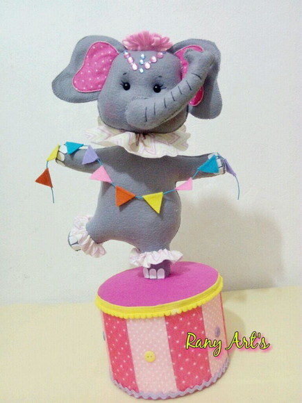 Elefantinha de Circo no Picadeiro