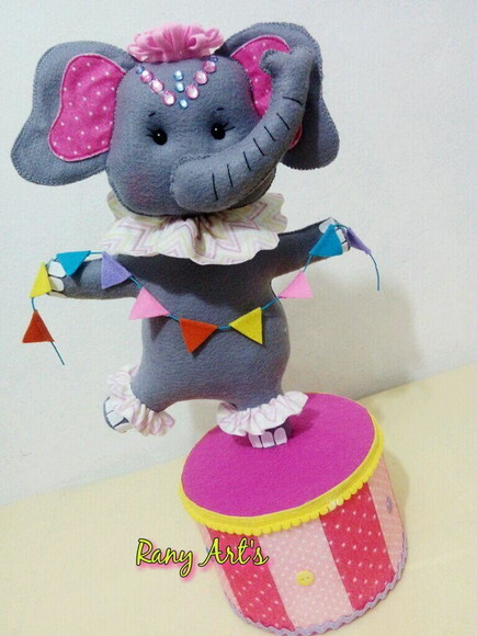 Elefantinha de Circo no Picadeiro