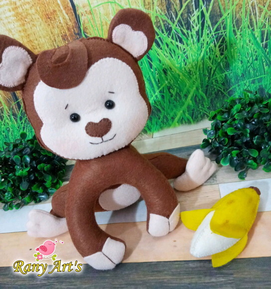 macaquinho com banana em feltro