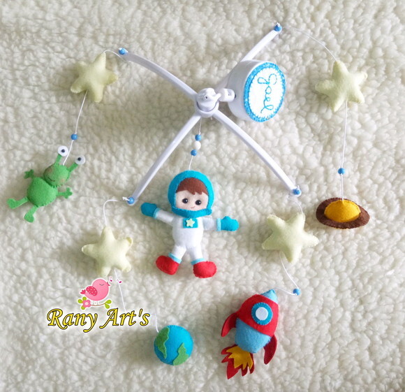 Móbile musical astronauta