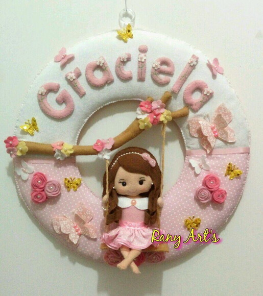 Porta maternidade menina no balanço