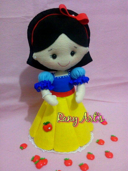 Branca de Neve em Feltro com 30cm