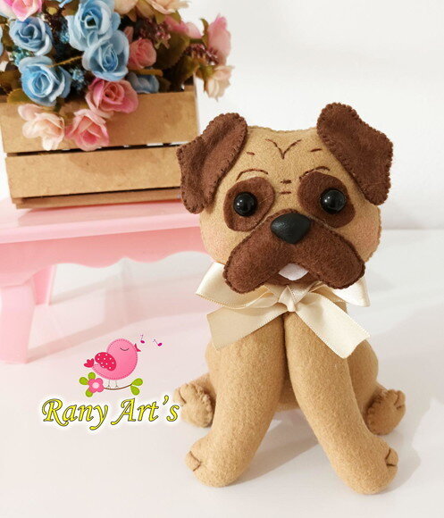 Cachorro Pug em Feltro com 15cm