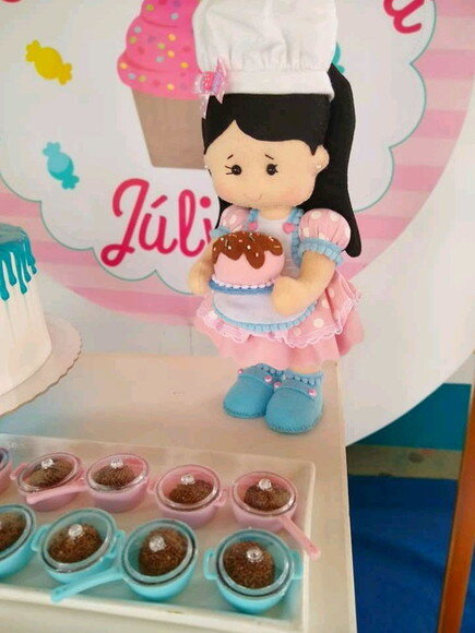 Confeiteira em feltro 30cm