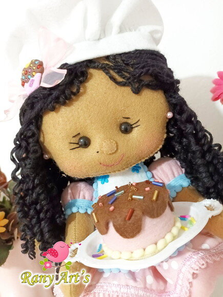 Confeiteira Morena Cacheada em Feltro 30cm