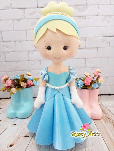 Kit Cinderela com 40cm e ratinhos 30cm altura