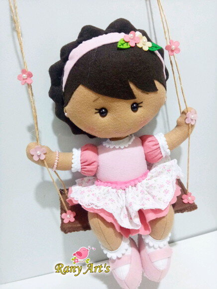 Porta maternidade menina no balanço