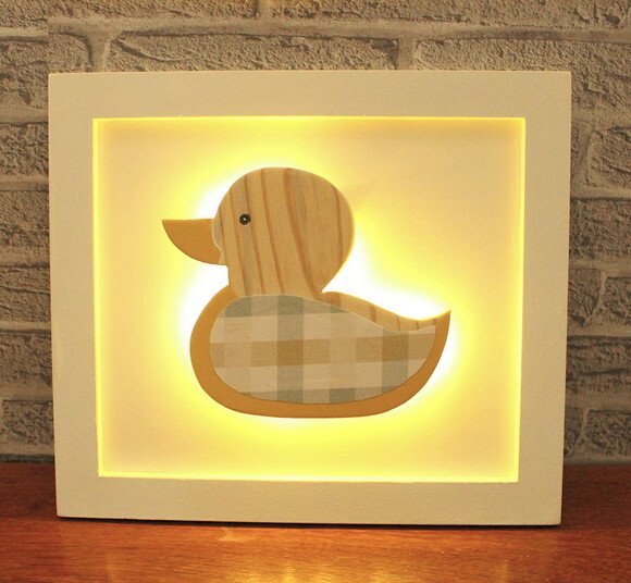 Quadro Decorado com Patinho em Madeira e Luz de Led