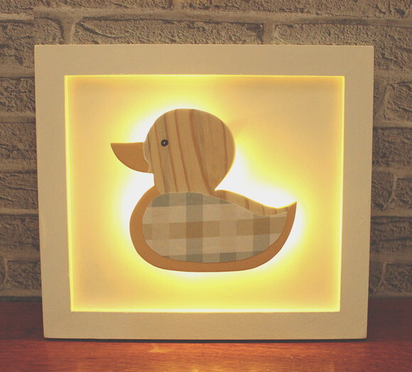 Quadro Decorado com Patinho em Madeira e Luz de Led