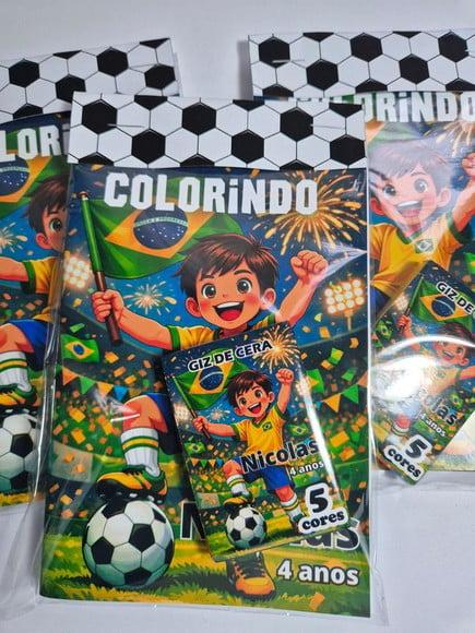 Mini Livro de Colorir + Giz de Cera Futebol