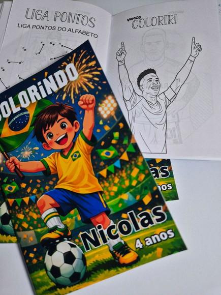 Mini Livro de Colorir + Giz de Cera Futebol
