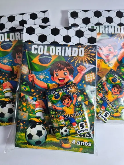 Mini Livro de Colorir + Giz de Cera Futebol