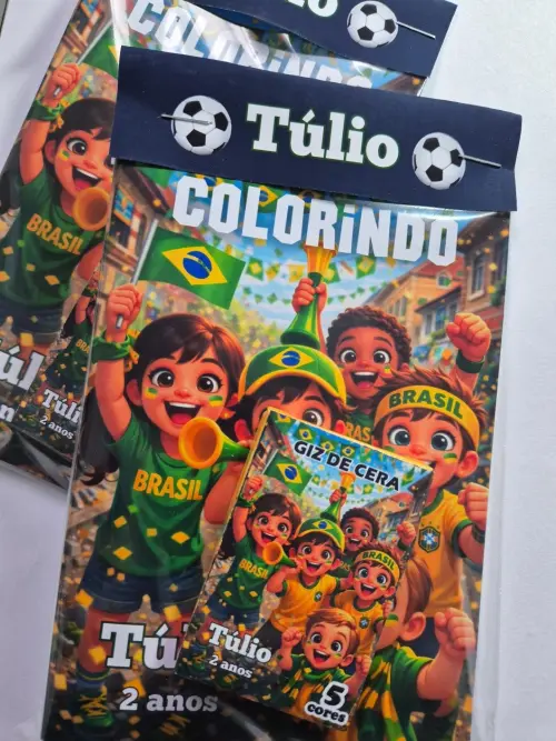 Mini Livro de Colorir + Giz de Cera Futebol
