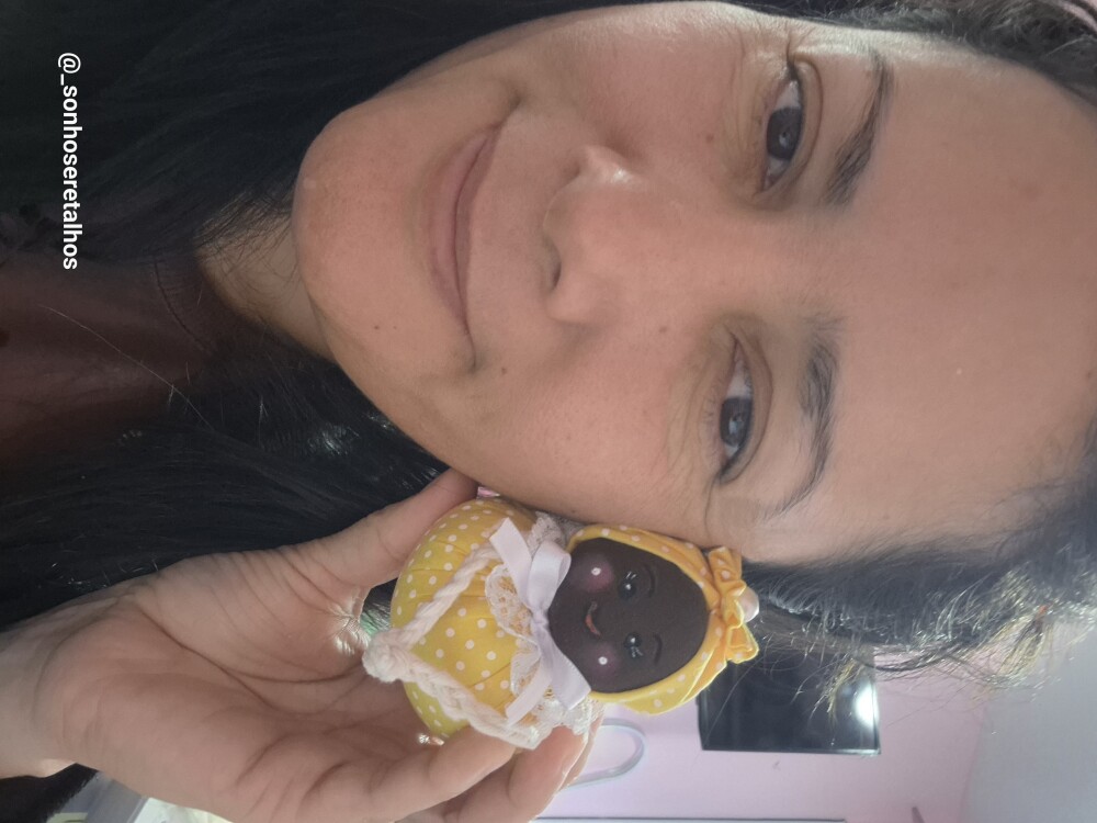 Bonequinha Decorativa Artesanal – Sonhos e Retalhos 🌸