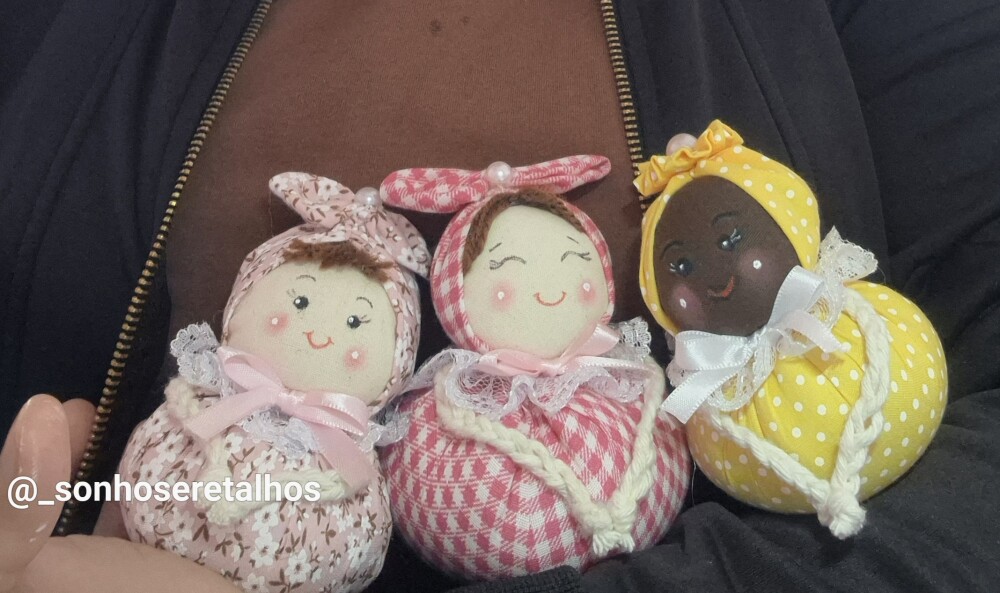 Bonequinha Decorativa Artesanal – Sonhos e Retalhos 🌸