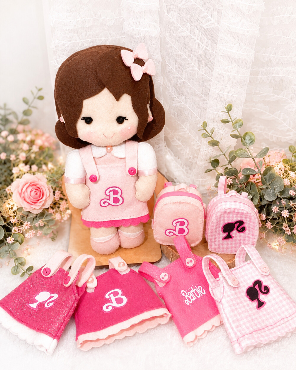 Kit de Boneca que troca roupinhas em feltro
