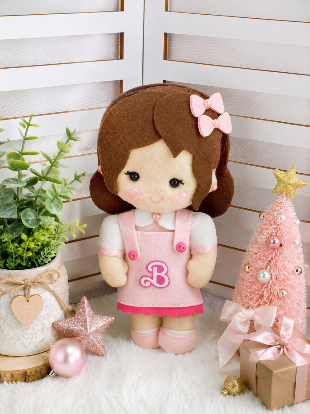Kit de Boneca que troca roupinhas em feltro