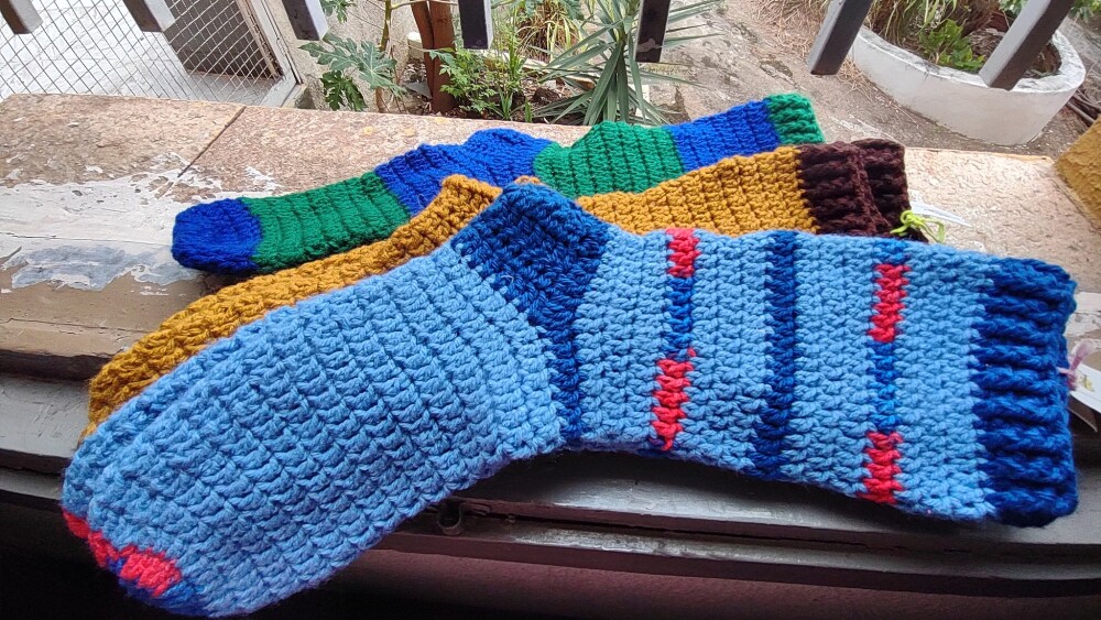 MEIAS INVERNO CANO MEDIO EM CROCHE diversos