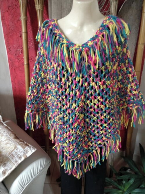PONCHO EM CROCHE FEITO A MÃO TAMANHO UNICO