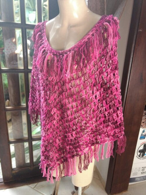 PONCHO EM CROCHE FEITO A MÃO TAMANHO UNICO